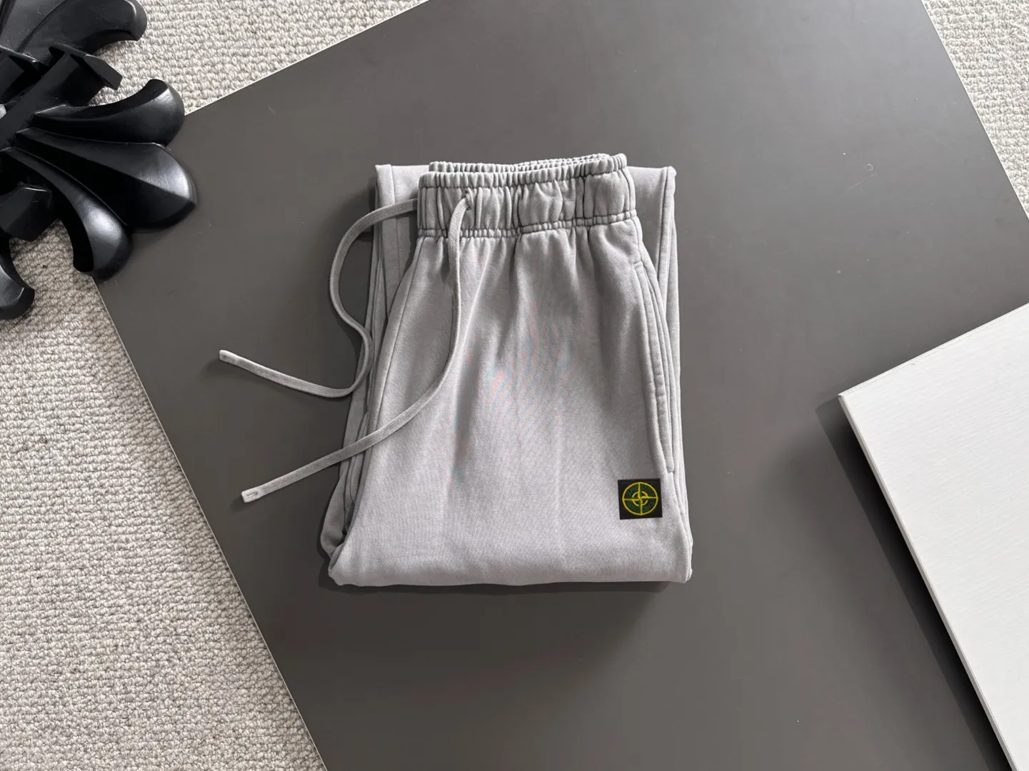 Next day shipment P360 Stone lsland/Stone Island Exclusively launches 25ss autumn and winter new high-quality trousers. Compare real-life details at will. Craftsmanship that ordinary small workshops cannot copy. Top-level ZP development. Unique imported fabric feel. Purely imported German machine production. Precision operation. Ten thousand needle density. A pair of trousers with rich details. You can see the development strength. A full set of new accessories are customized simultaneously. Simple yet elegant. Soft, delicate and comfortable. The upper body is versatile and fashionable. A perfect choice for autumn and winter. A must-have item. Loose fit. Please refer to the size chart when placing an order: S to XXL (or state your height and weight when placing an order)